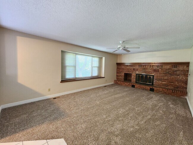 Building Photo - Beautiful 4 Bedroom Home on Cul Du Sac Wit...