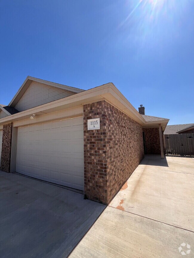 Building Photo - Spacious Duplex-3/2/2 Near Preston Manor!