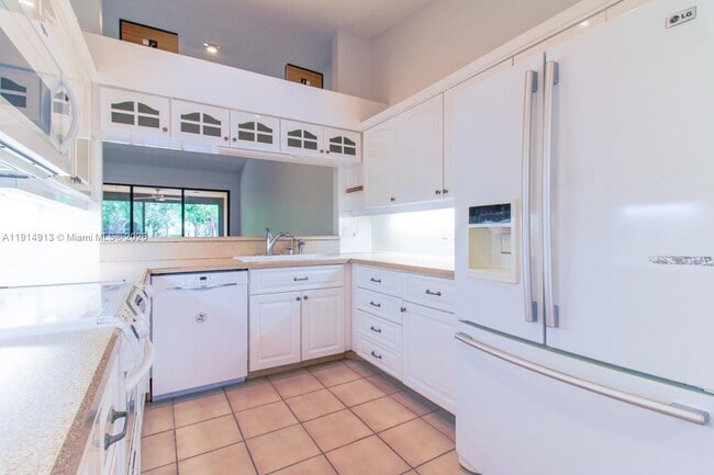 Building Photo - 5289 Fairway Woods Dr