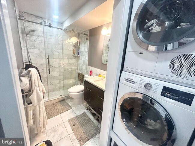 Building Photo - 200 Locust St