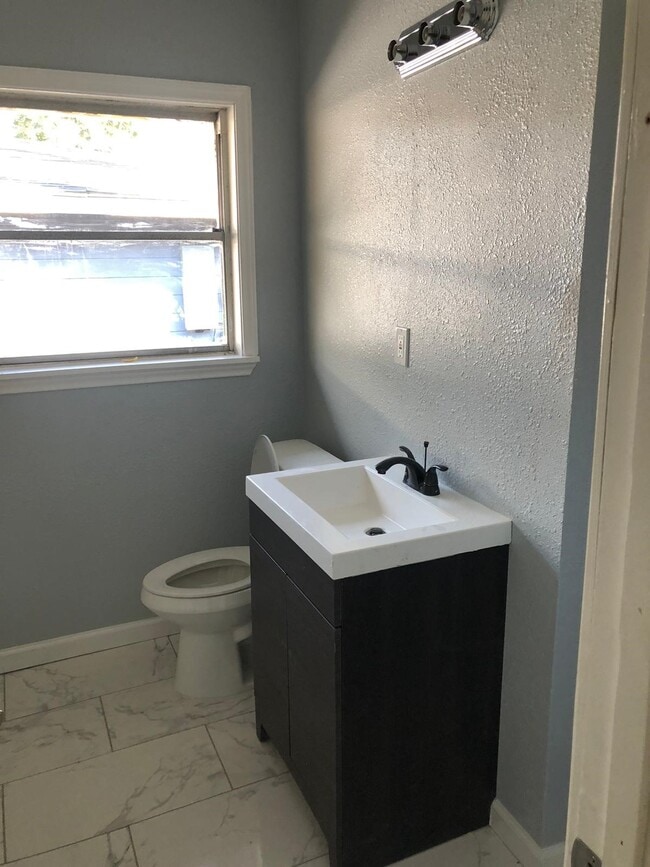 Building Photo - 6022 Lyndhurst Dr