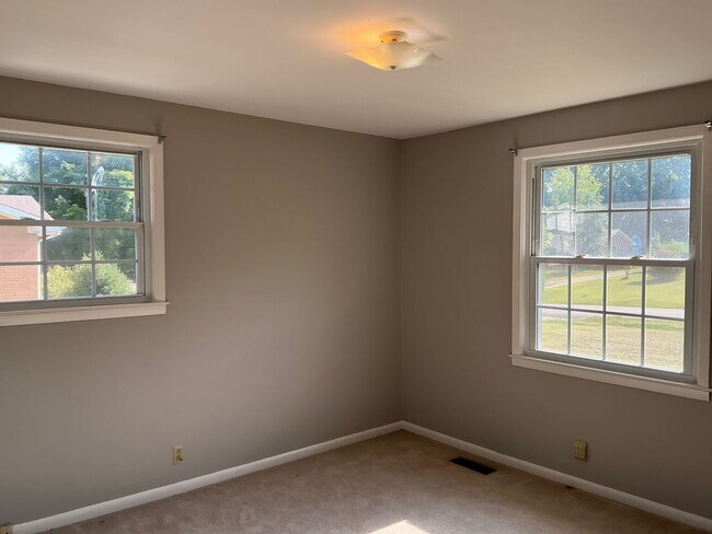 Building Photo - 2802 Thrush Dr