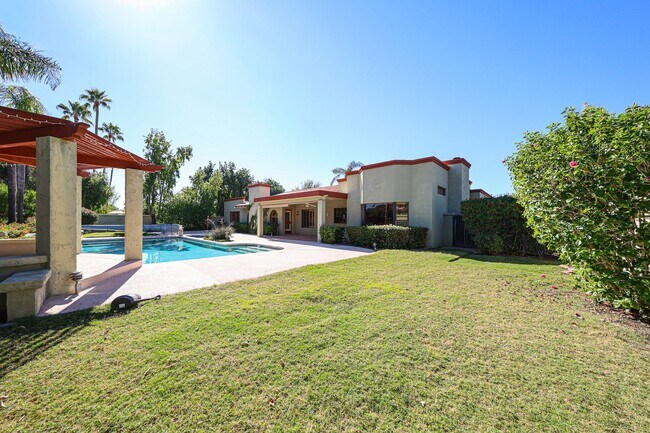 Building Photo - Scottsdale Country Club Living!