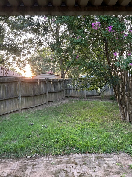 Building Photo - 6608 Sungate Dr S