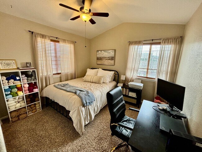 Building Photo - Spacious 2 Bed 2.5 Bath Townhouse in Northeast Fort Collins