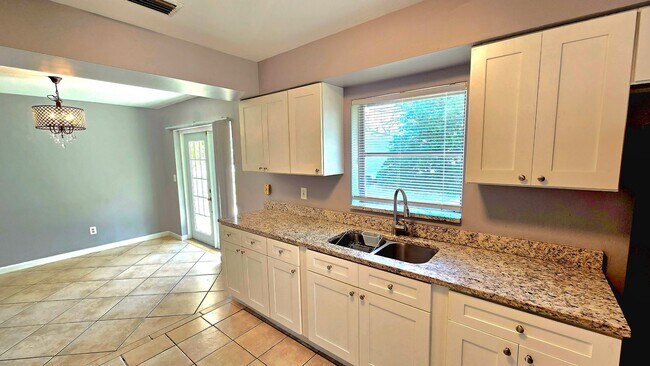 Building Photo - Charming Corner Lot Home in Deland- Near T...