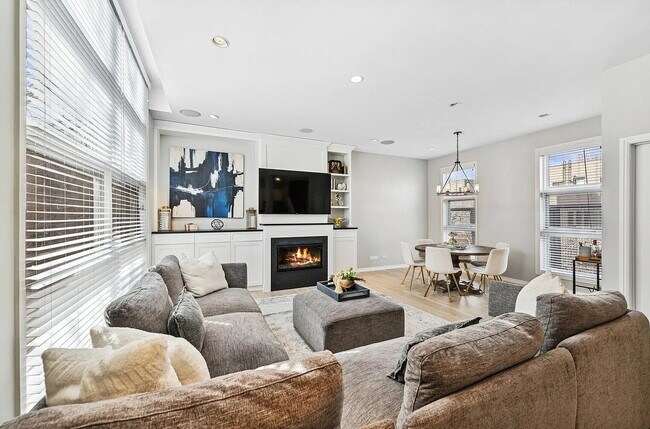 Building Photo - Comfortable Living in a Desirable Area