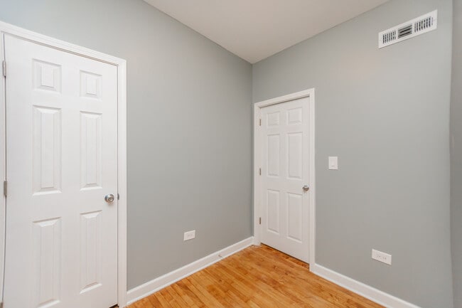 Building Photo - 925 S Laflin St