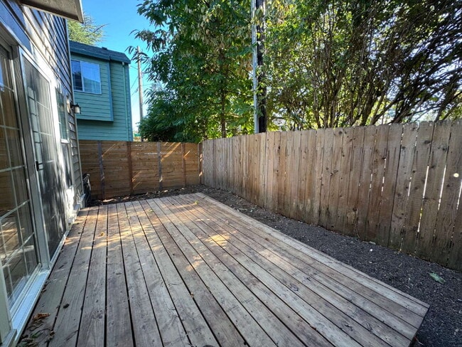 Building Photo - 2 bedroom / 2 bathroom, Duplex unit Close ...