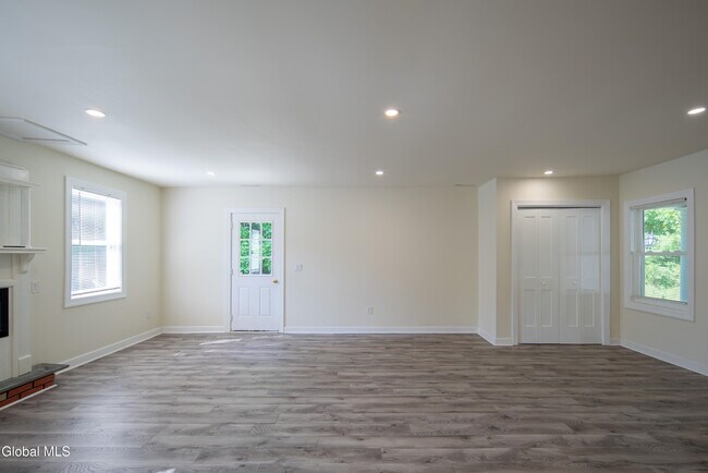 Building Photo - 489 Grooms Rd