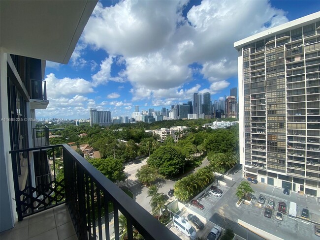 Building Photo - 1915 Brickell Ave