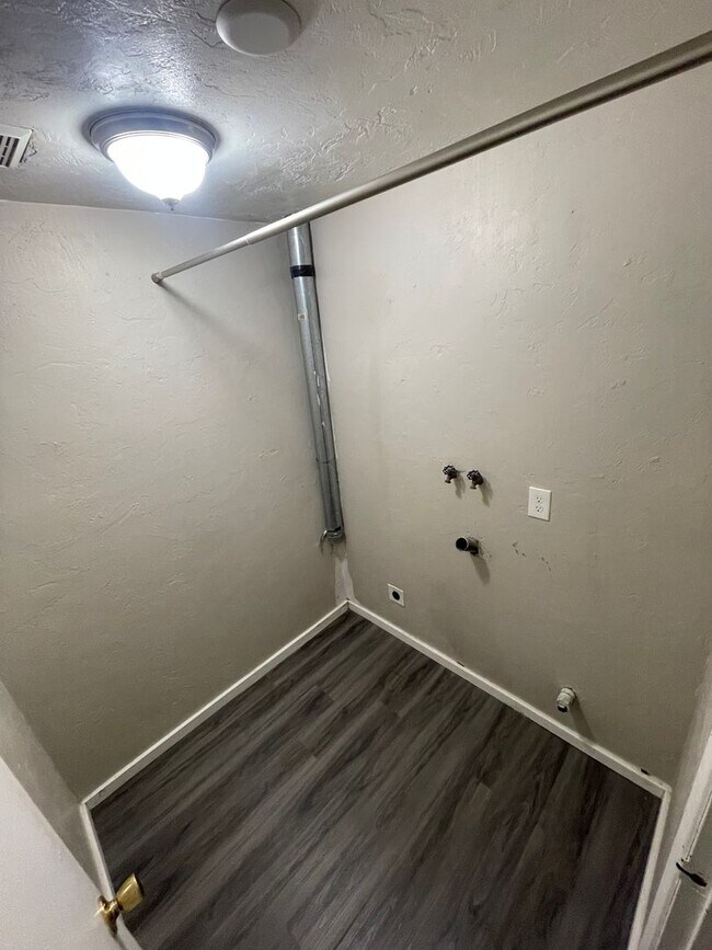 Building Photo - Pet Friendly 2 Bedroom in Lebanon!