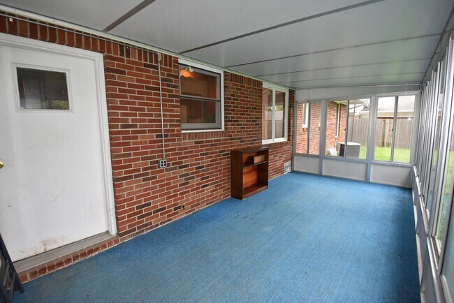 Building Photo - Single Level, Two Bedroom House in Greenfield