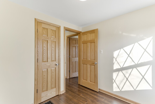Building Photo - 5156 W 63rd Pl