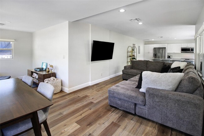 Building Photo - 211 SE 16th Ave