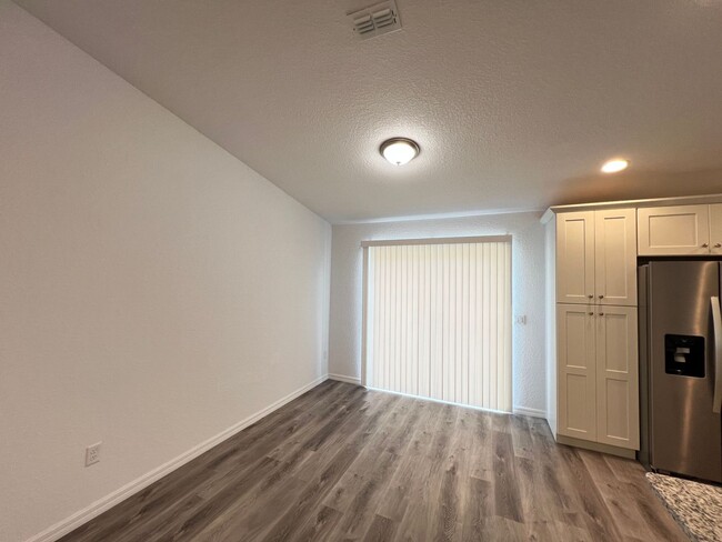 Building Photo - AVAILABLE NOW! Gorgeous 3 Bedroom, 2 Bathr...