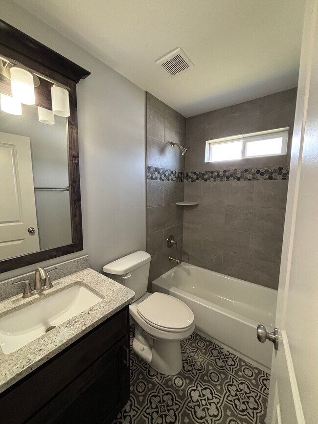 Building Photo - 448 Washington Loop