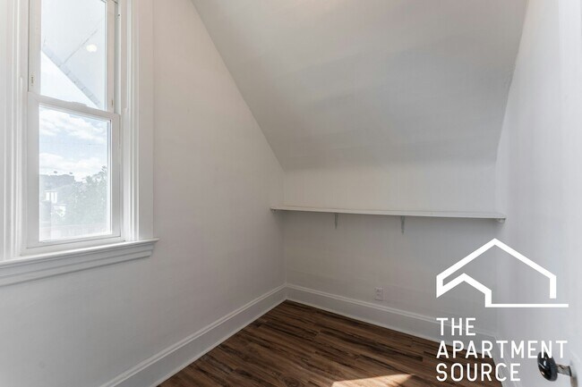 Building Photo - 2834 W Dickens Ave