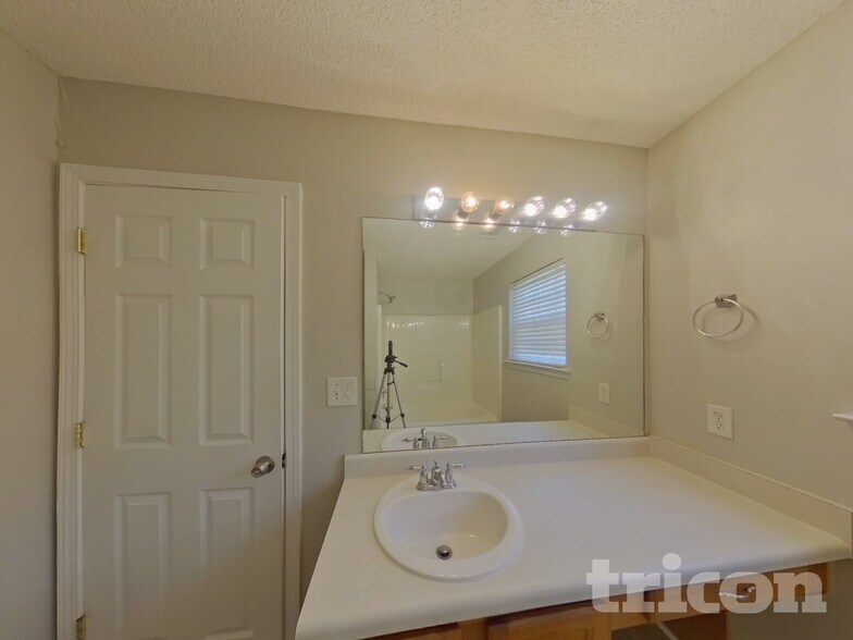 Building Photo - 2177 Red Oak Cir