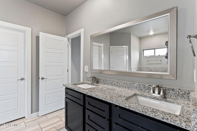 Building Photo - 13925 Lago Vista Ave