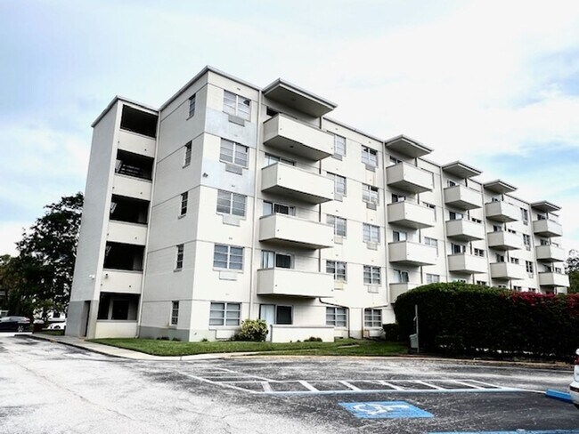Building Photo - Hyde Park Towers