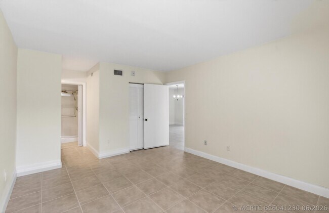 Building Photo - 351 Club Cir