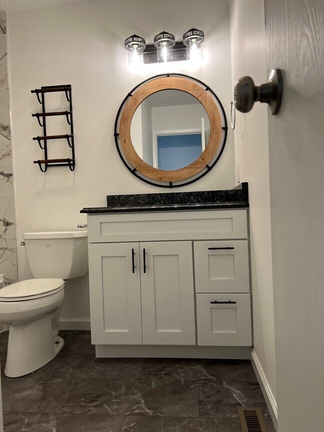 Building Photo - 808 Phoenix Dr