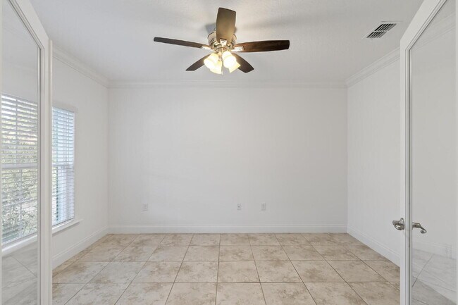 Building Photo - CLOSE TO EVERYTHING!