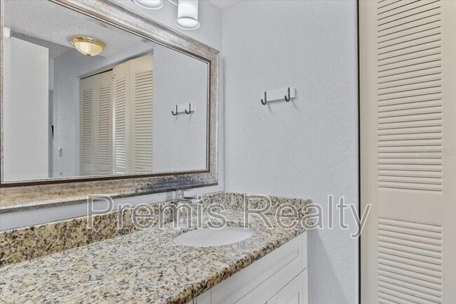 Building Photo - 900 Cove Cay Dr