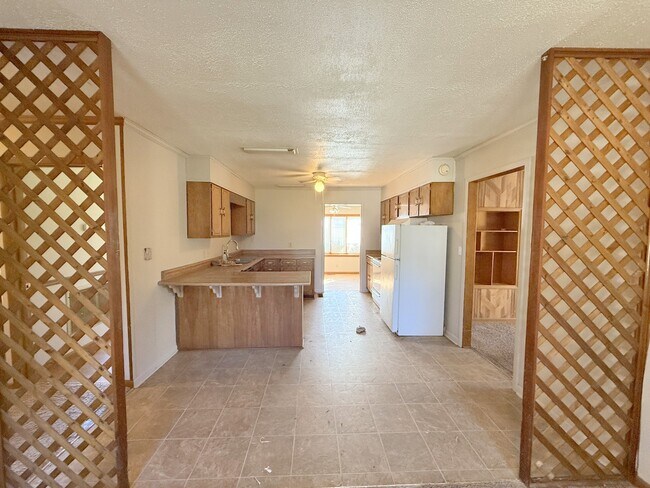 Building Photo - 3811 Lakeview Dr NW