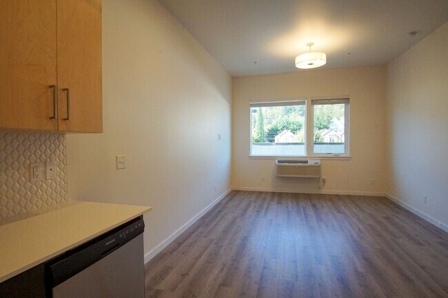 Building Photo - Top Floor John's Landing-Modern, Spacious ...
