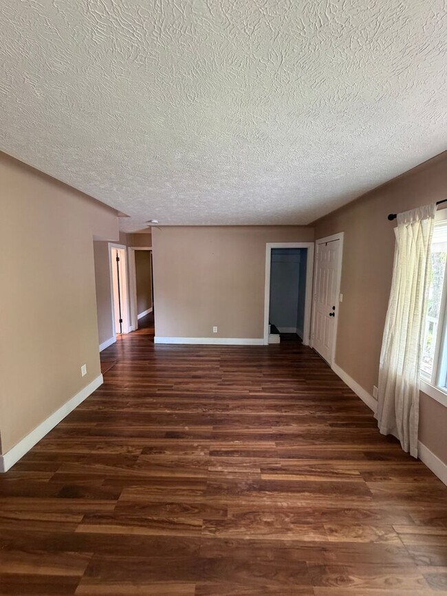Building Photo - Secluded & Charming 3BR/1BA in Lansing — Section 8 Approved