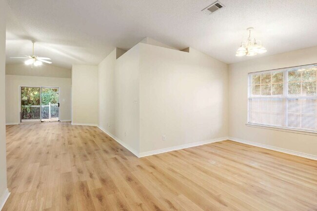 Building Photo - 4 bedroom 2 bathroom home in SW Pensacola ...