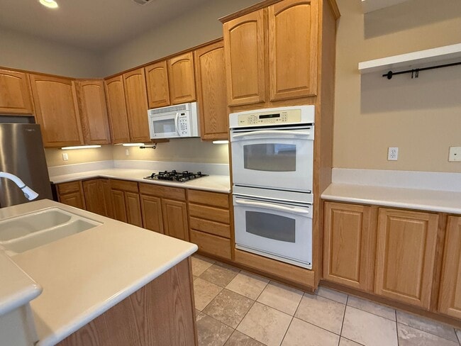 Building Photo - Apple Valley Estates- Gated Community- Beautiful 4 Bedrooms, 3 Bathrooms