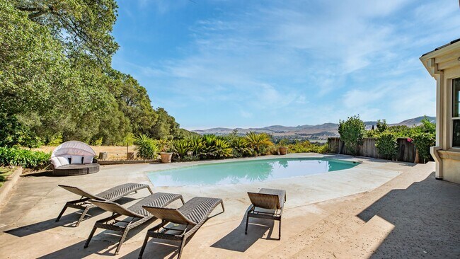 Building Photo - Hilltop Estate in Green Valley-Fully Furni...