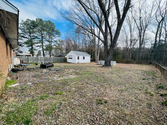 Building Photo - Adorable 3bdrm/1bth Brich Rancher Convenie...