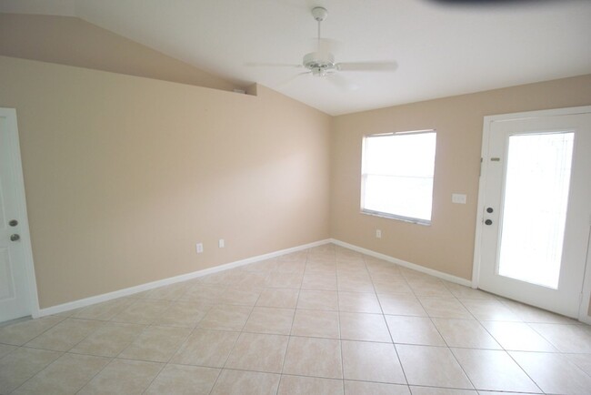 Building Photo - Roomy 4 Bed 2 Bath Home w Huge Screened La...