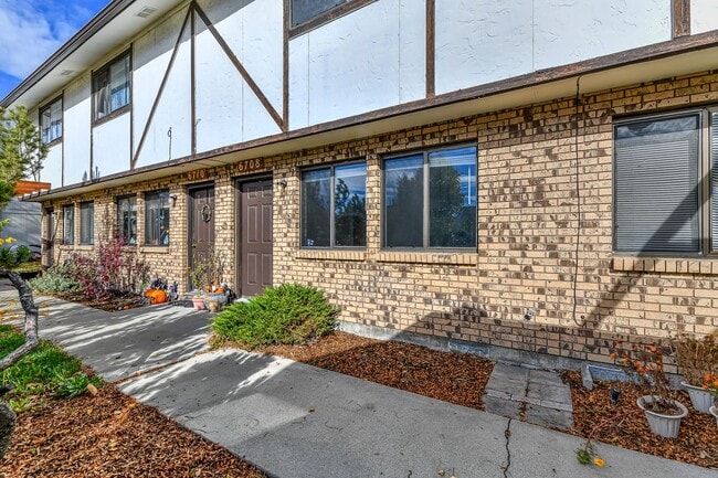 Building Photo - 2 Bedroom 1.5 Bathroom 4 plex