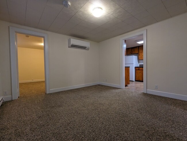 Building Photo - Spacious 2-Bedroom, 1-bath Home Close To Owen Rose Gardens!