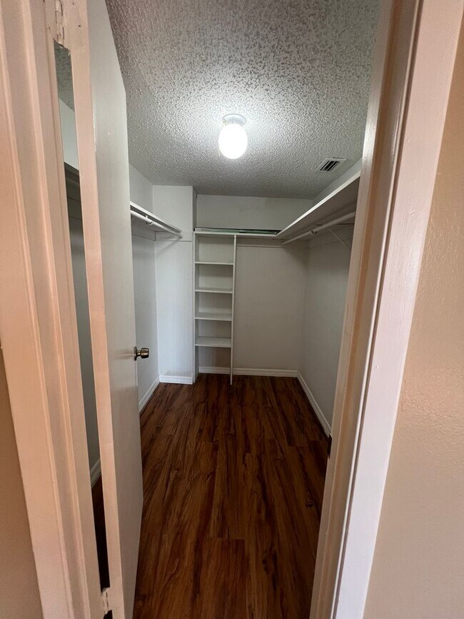 Building Photo - 618o