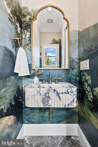 Building Photo - 2460 Ontario Rd NW