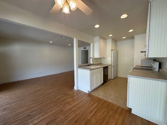 Building Photo - Westlake Village Upper Unit in Village Gre...