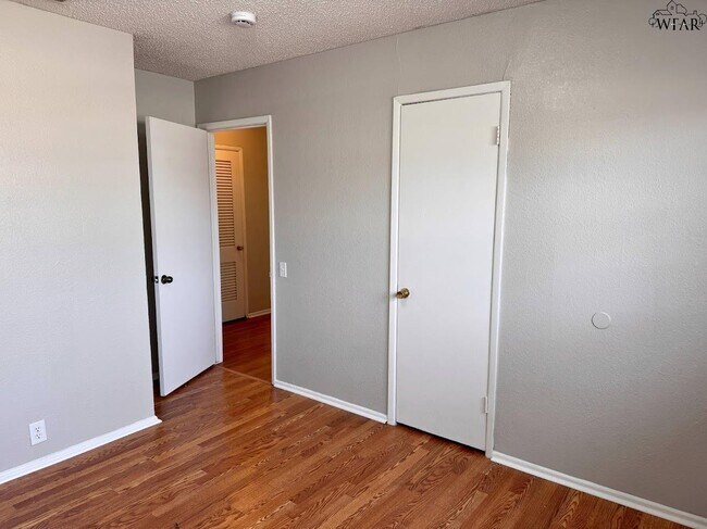 Building Photo - 1813 Westcliff Dr