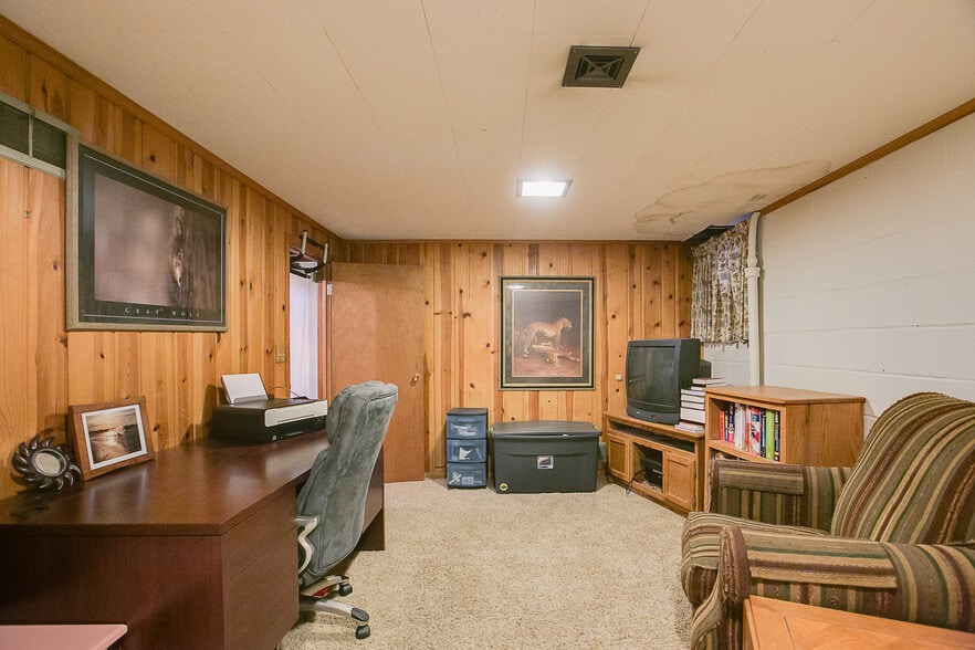 Building Photo - 996 Larpenteur Ave West