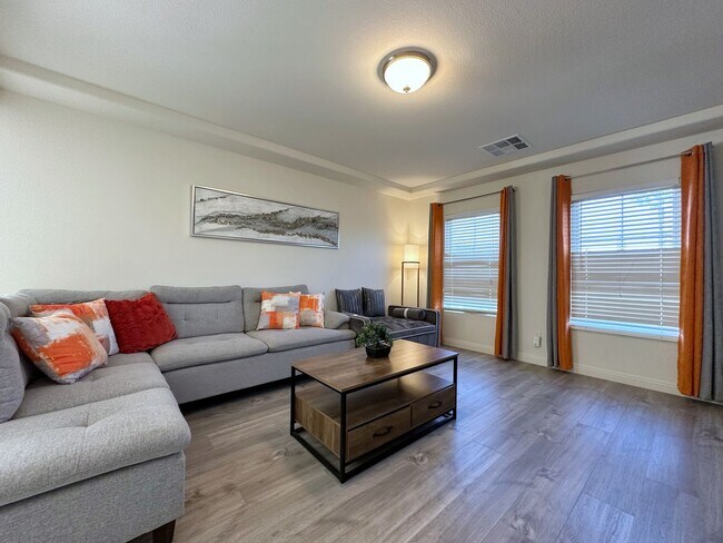 Building Photo - 4Bdrm/2.5bath Single Family Home - Fully Furnished