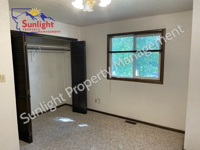 Building Photo - "Spacious 3-Bed, 2-Bath Duplex in Prime Bi...