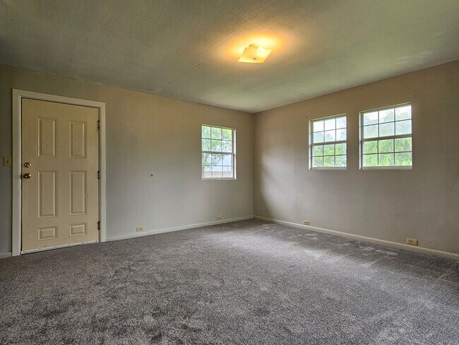 Building Photo - Welcome to this charming 3 bedroom, 1.5 ba...