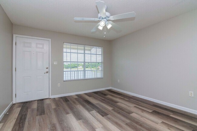 Building Photo - Lake Front - 2nd Floor - Upgraded- 1 Bedroom 1 Bathroom for Rent in Brandon, FL