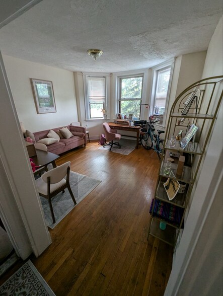 Building Photo - 382 Riverway St