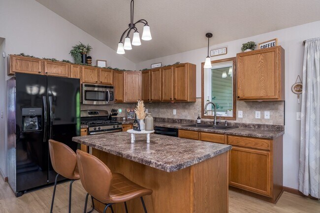 Building Photo - Stunning rambler on Tanager Road!